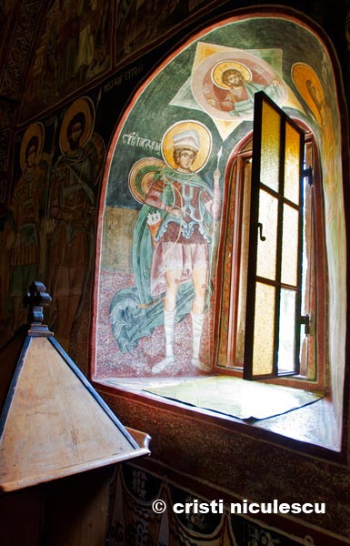 fereastra-cu-sfinti