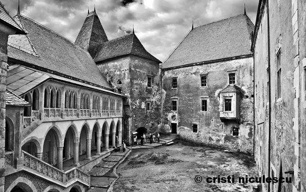 curtea-corvinilor