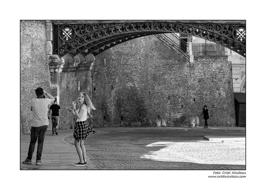 Sub podul minciunilor